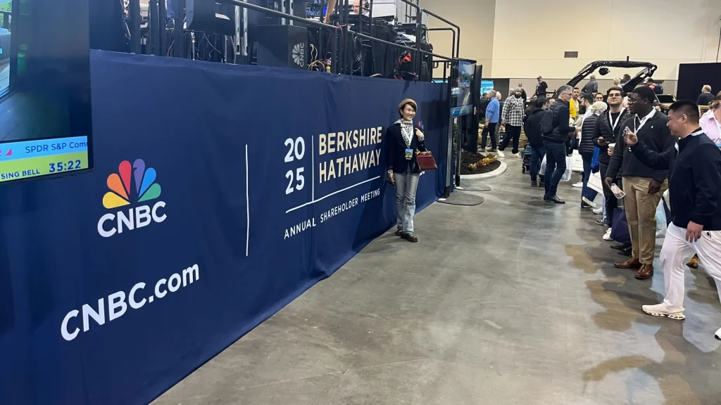 Placas de placas na reunião anual de acionistas em Berkshire Hathaway em Omaha, Nebraska, em 2 de maio de 2025.
