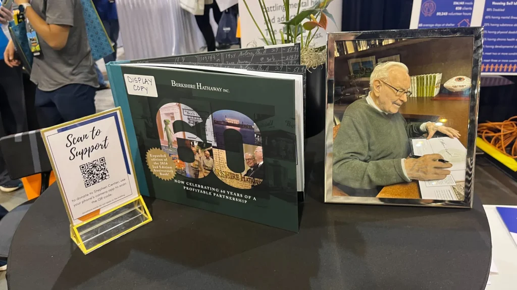 O livro de 60 anos da Berkshire Hathaway, visto na reunião anual de acionistas da Berkshire Hathaway em Omaha, Nebraska, em 2 de maio de 2025.