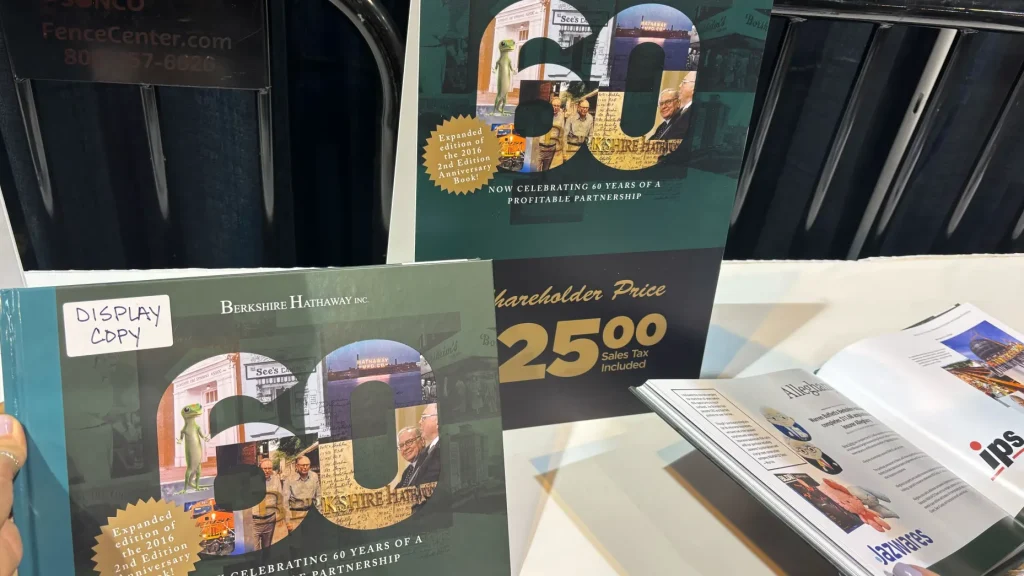 O livro de 60 anos da Berkshire Hathaway, visto na reunião anual de acionistas da Berkshire Hathaway em Omaha, Nebraska, em 2 de maio de 2025.