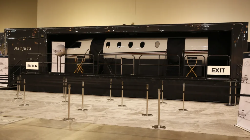 NetJets em exibição na reunião anual de acionistas da Berkshire Hathaway em Omaha, Nebraska, em 2 de maio de 2025.