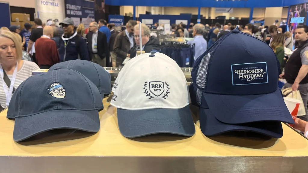 Brooks executando o Caps em exibição na reunião anual de acionistas da Berkshire Hathaway em Omaha, Nebraska, em 2 de maio de 2025.