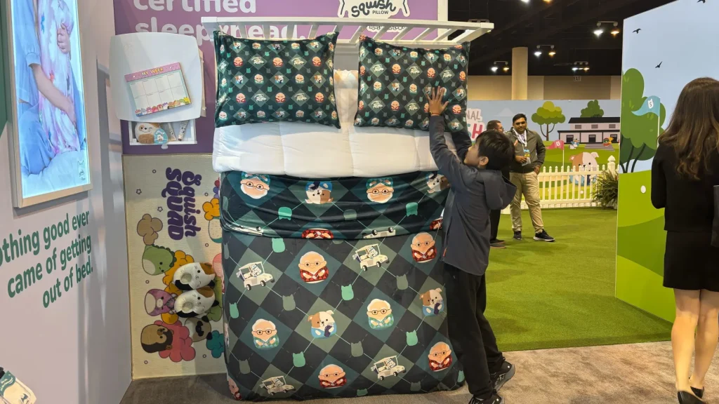 Exposição de compras de squishlow na reunião anual de acionistas da Berkshire Hathaway em Omaha, Nebraska, em 2 de maio de 2025.