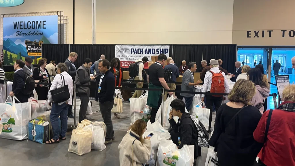Multidão na reunião anual de acionistas da Berkshire Hathaway em Omaha, Nebraska, em 2 de maio de 2025.