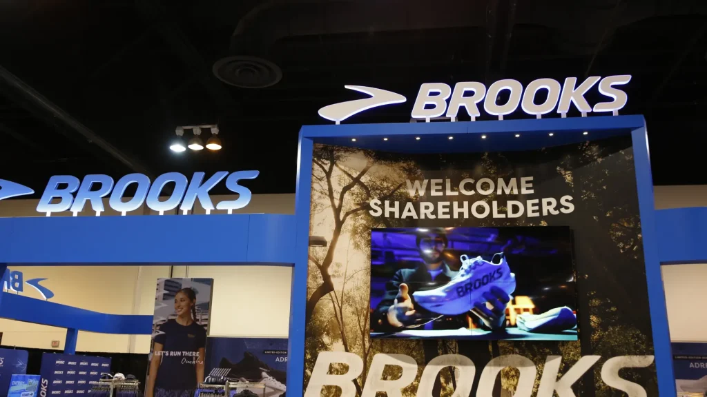 Exposição Brooks Running na reunião anual de acionistas da Berkshire Hathaway em Omaha, Nebraska, em 2 de maio de 2025.