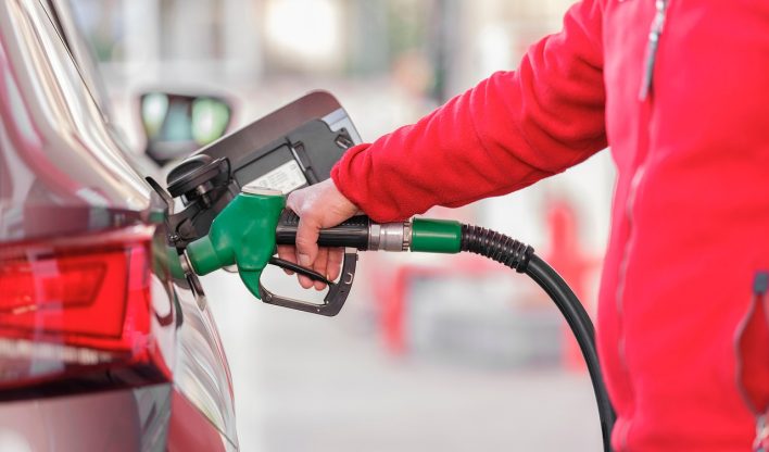 Imagem de um carro sendo abastecido por gasolina.