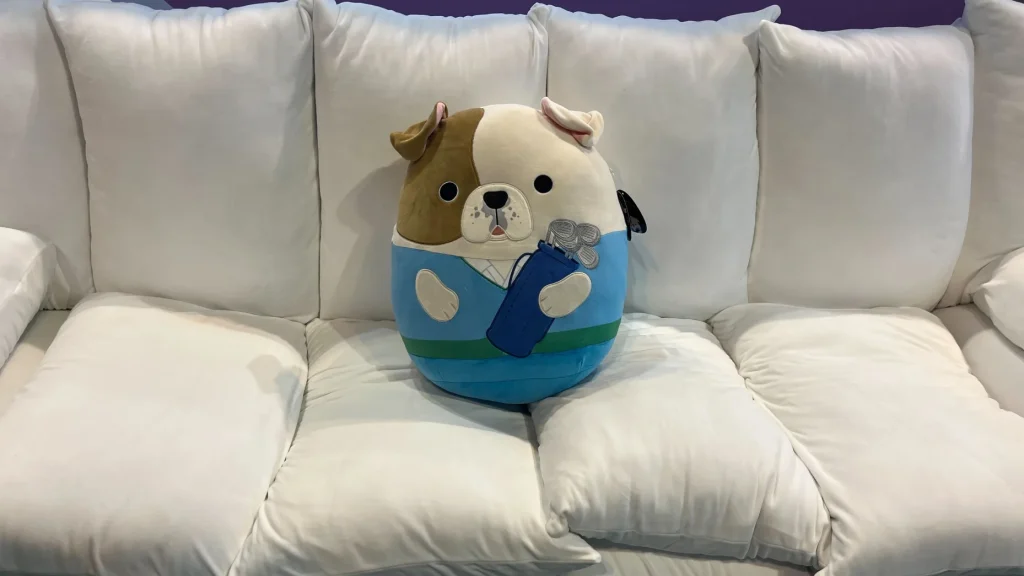 Squishmallow, Omaha, na reunião anual de acionistas em Berkshire Hathaway em Omaha, Nebraska, em 2 de maio de 2025.