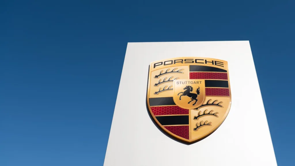 O logotipo da Porsche é visto fora das instalações do