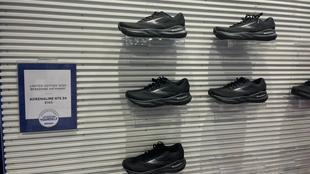Brooks Running Sneakers em exibição na reunião anual de acionistas da Berkshire Hathaway em Omaha, Nebraska, em 2 de maio de 2025.