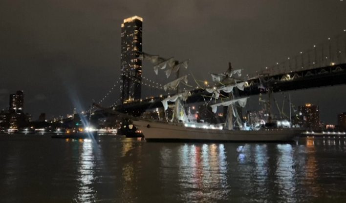 Acidente com navio na Ponte do Brooklyn, em Nova York, deixa dois mortos.