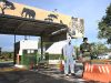 29 de maio de 2025 - Um funcionário do Zoológico de Brasília, com equipamento de proteção, aguarda na entrada do zoológico para desinfetar os veículos dos funcionários que entram no parque em Brasília. No dia, o zoológico suspendeu temporariamente a entrada ao público, após detectar dois "casos suspeitos" de aves mortas.