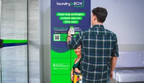 O Laundry in Box opera com armários instalados em condomínios e locais de grande circulação, onde os clientes depositam suas roupas sujas após pagamento via aplicativo próprio, o Hipag.