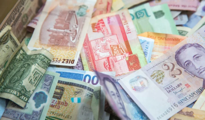 Especialistas apontam que o dólar de Singapura tem registrado baixa volatilidade, enquanto o país mantém as contas públicas equilibradas e conta com uma economia sólida.