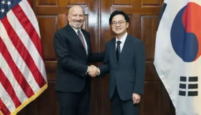 Coreia do Sul negocia com EUA para evitar tarifa de 25% e preservar competitividade de suas indústrias.