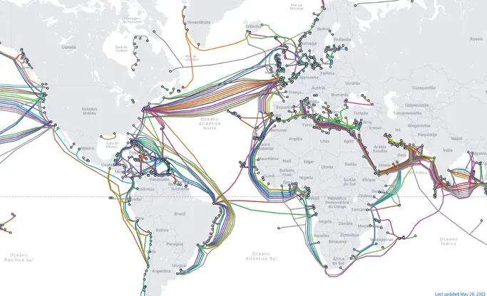 Mapa da rede de cabos submarinos pelo mundo.