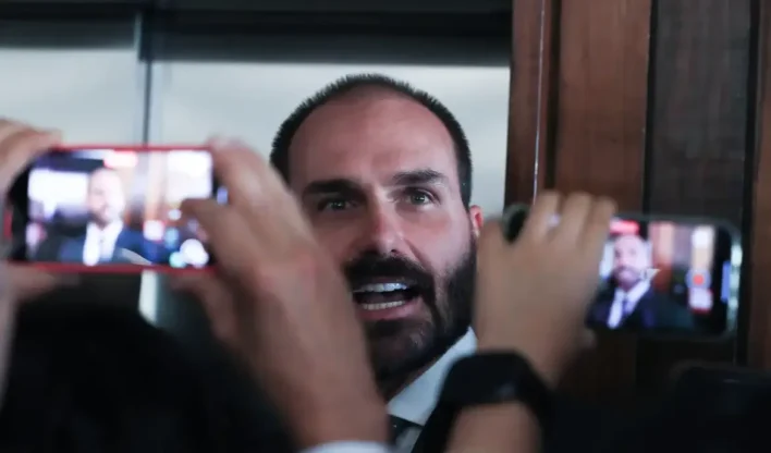 Eduardo Bolsonaro diz que não vai renunciar ao mandato de deputado