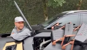 Neymar compra Batmóvel por R$ 8,3 milhões; carro tem motor V8 e lança-chamas