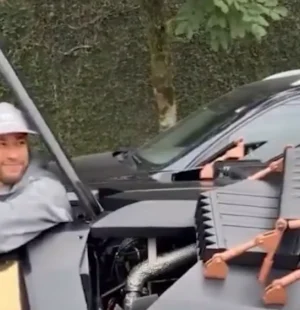 Neymar compra Batmóvel por R$ 8,3 milhões; carro tem motor V8 e lança-chamas
