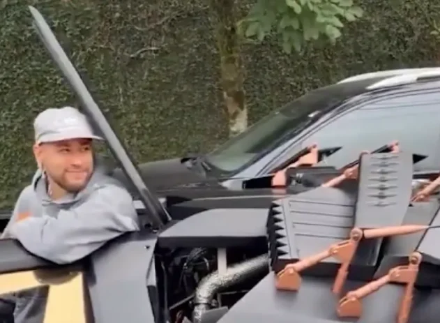 Neymar compra Batmóvel por R$ 8,3 milhões; carro tem motor V8 e lança-chamas