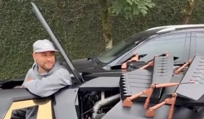 Neymar compra Batmóvel por R$ 8,3 milhões; carro tem motor V8 e lança-chamas