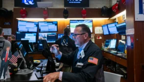 NOVA YORK, NOVA YORK - 23 DE JULHO: Operadores trabalham no pregão da Bolsa de Valores de Nova York (NYSE) em 23 de julho de 2025, na cidade de Nova York. O Dow Jones subiu mais de 500 pontos na quarta-feira, com os investidores reagindo ao anúncio de que Donald Trump havia fechado um acordo comercial com o Japão. Spencer Platt/Getty Images/AFP (Foto de SPENCER PLATT / GETTY IMAGES NORTH AMERICA / Getty Images via AFP)