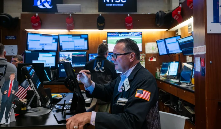 NOVA YORK, NOVA YORK - 23 DE JULHO: Operadores trabalham no pregão da Bolsa de Valores de Nova York (NYSE) em 23 de julho de 2025, na cidade de Nova York. O Dow Jones subiu mais de 500 pontos na quarta-feira, com os investidores reagindo ao anúncio de que Donald Trump havia fechado um acordo comercial com o Japão. Spencer Platt/Getty Images/AFP (Foto de SPENCER PLATT / GETTY IMAGES NORTH AMERICA / Getty Images via AFP)