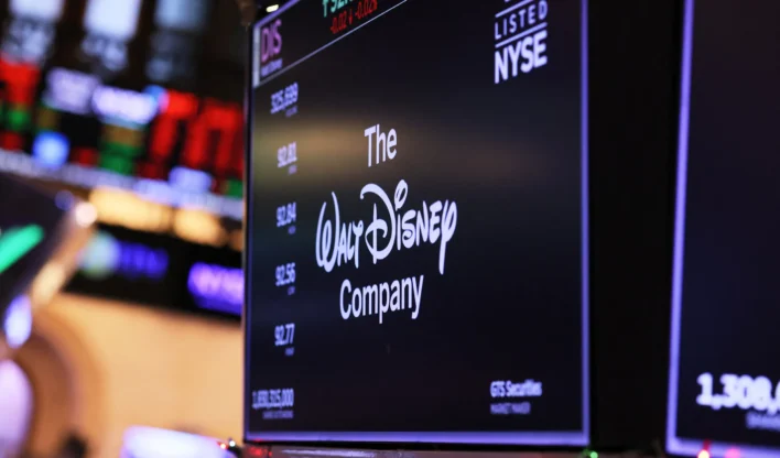 O logotipo da Walt Disney é exibido no pregão da Bolsa de Valores de Nova York durante o pregão da manhã de 1º de dezembro de 2023, na cidade de Nova York.