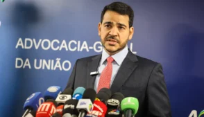 AGU pede que Meta exclua chatbots que promovem erotização infantil