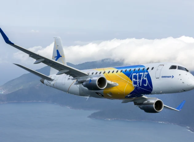 Avião comercial Embraer E175