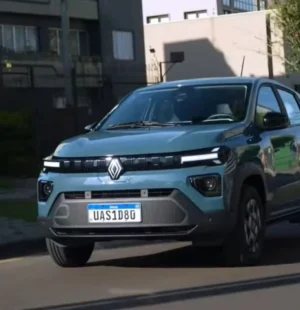 Carro azul na rua. Renault Kwid elétrico.