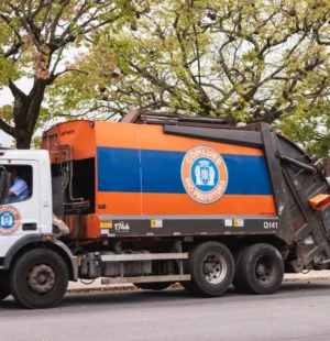 Caminhão da Comlurb passando em uma rua do Rio de Janeiro