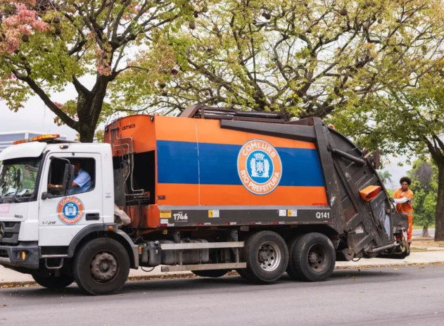 Caminhão da Comlurb passando em uma rua do Rio de Janeiro