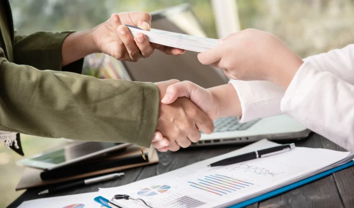 O que é crédito consignado? Entenda o tipo de empréstimo que colocou o Agibank sob investigação. Imagem: Freepik.