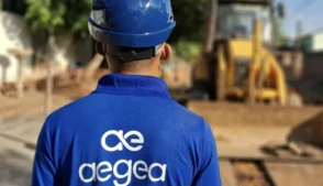 Homem de costas em um canteiro de obra usando capacete e camiseta da AEGEA