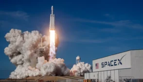 Foguete reutilizável da Space X decolando