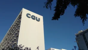 Fachada lateral do prédio do CGU com logo em destaque