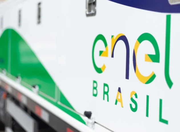 Close no logo da Enel em um caminhão