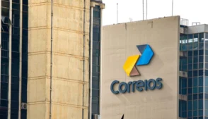 Fachada de prédio com logo dos Correios