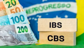 Image ilustrativa com notas de rela e bandeira do Brasil