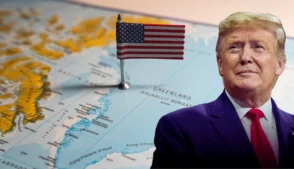 Donald Trump em frente a um mapa da Groenlândia com uma pequena bandeira dos Estados Unidos fincada na região.