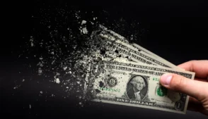 Notas de dólar corroidas, se desfazendo