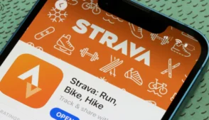 Logotipo do app Strava aberto em um celular