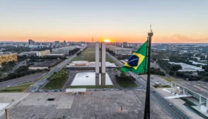 Brasília, sede do Governo Central, sob a luz do entardecer.