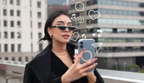 Influencer tirando foto com cidade ao fundo