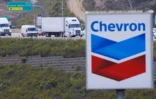 Placa da chevron, com estrada dao fundo
