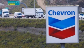 Placa da chevron, com estrada dao fundo