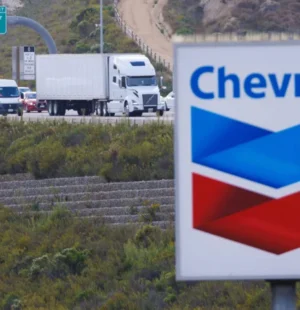 Placa da chevron, com estrada dao fundo