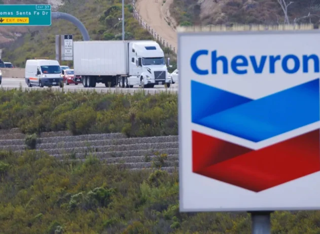 Placa da chevron, com estrada dao fundo