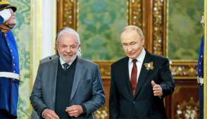 Lula e Putin caminhando