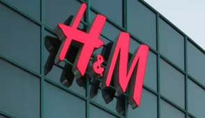 Fachada espelhada com logo da H&M