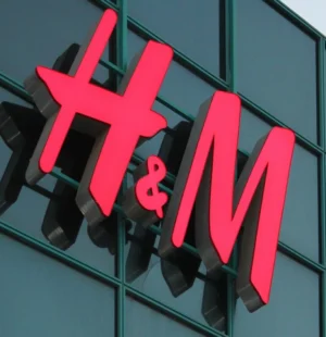 Fachada espelhada com logo da H&M